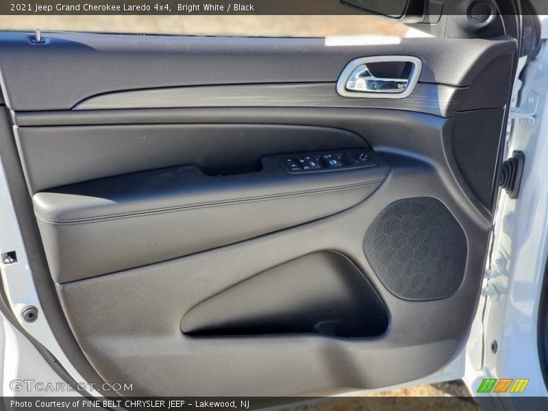 Bright White / Black 2021 Jeep Grand Cherokee Laredo 4x4