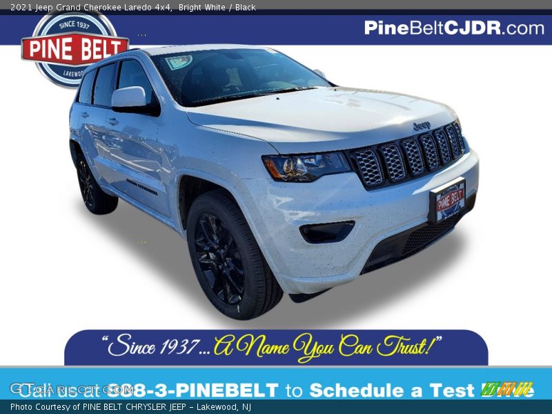 Bright White / Black 2021 Jeep Grand Cherokee Laredo 4x4