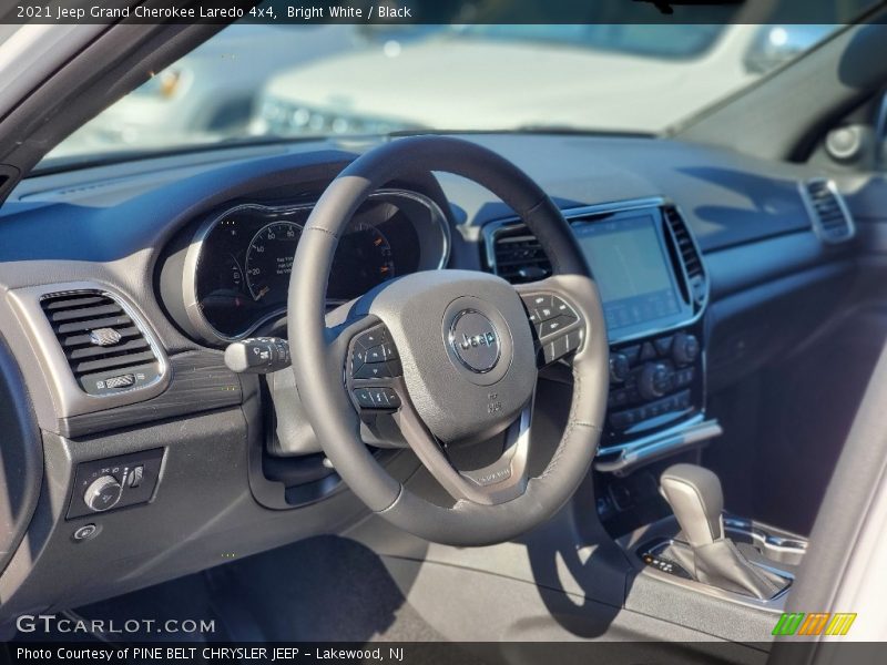 Bright White / Black 2021 Jeep Grand Cherokee Laredo 4x4