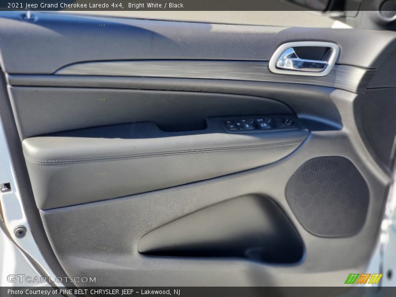 Bright White / Black 2021 Jeep Grand Cherokee Laredo 4x4