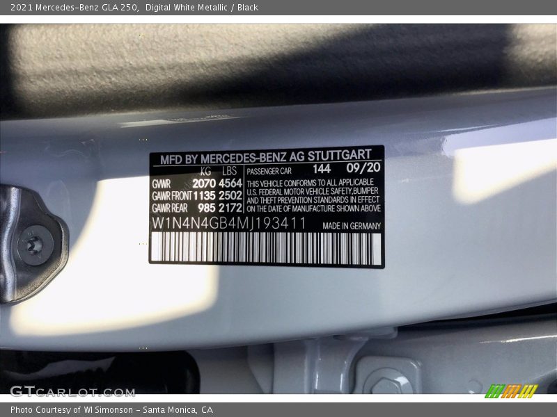 Digital White Metallic / Black 2021 Mercedes-Benz GLA 250