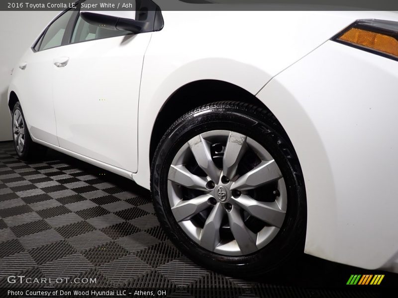Super White / Ash 2016 Toyota Corolla LE