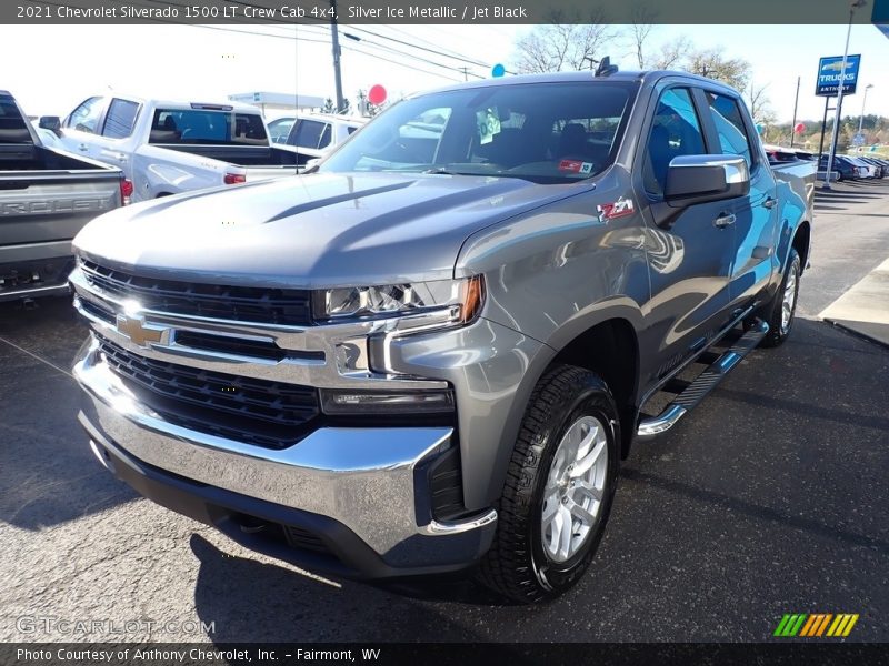 Front 3/4 View of 2021 Silverado 1500 LT Crew Cab 4x4