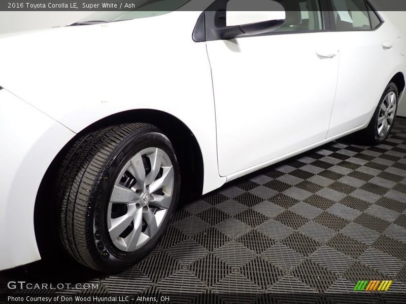 Super White / Ash 2016 Toyota Corolla LE