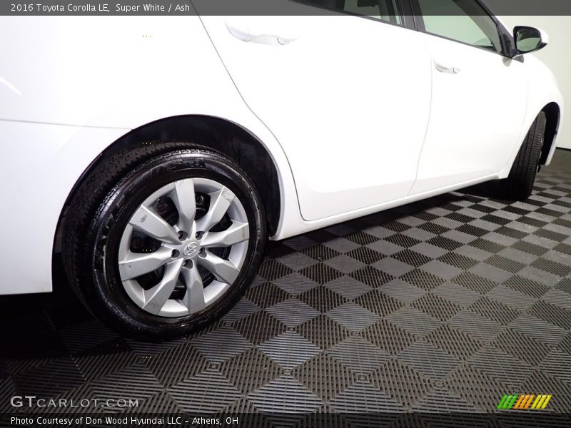 Super White / Ash 2016 Toyota Corolla LE