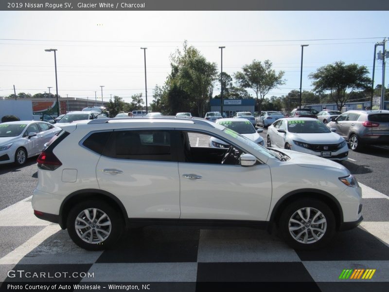 Glacier White / Charcoal 2019 Nissan Rogue SV