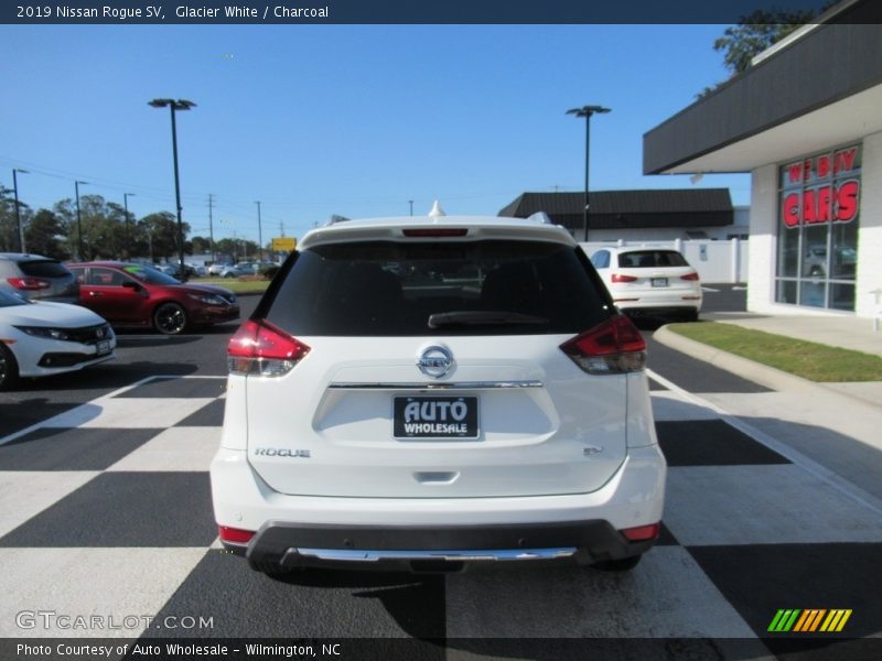 Glacier White / Charcoal 2019 Nissan Rogue SV
