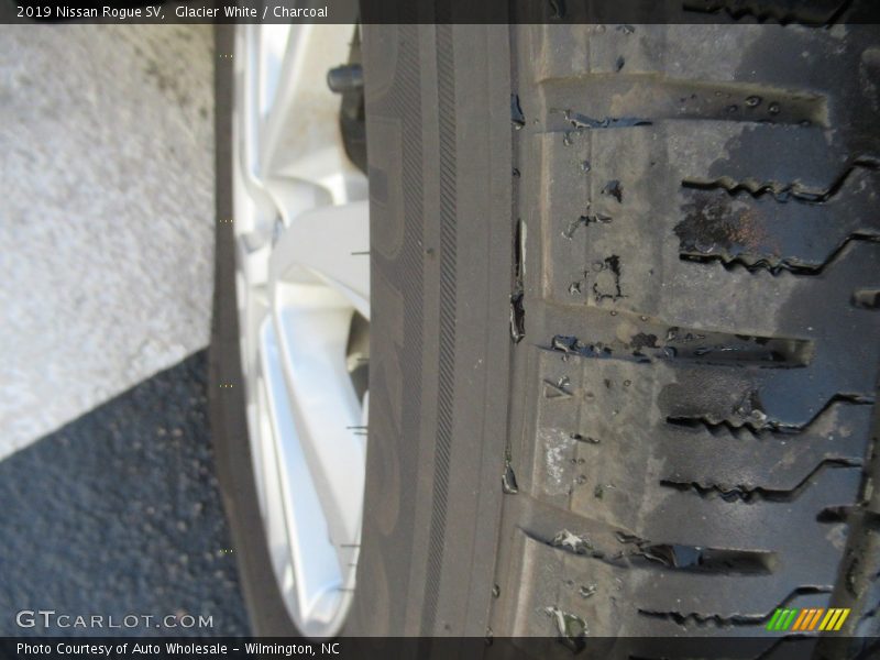 Glacier White / Charcoal 2019 Nissan Rogue SV