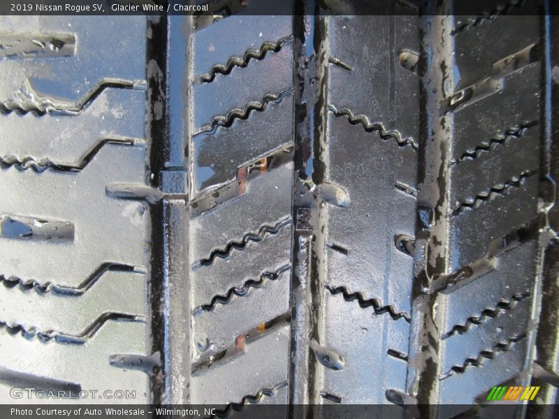 Glacier White / Charcoal 2019 Nissan Rogue SV