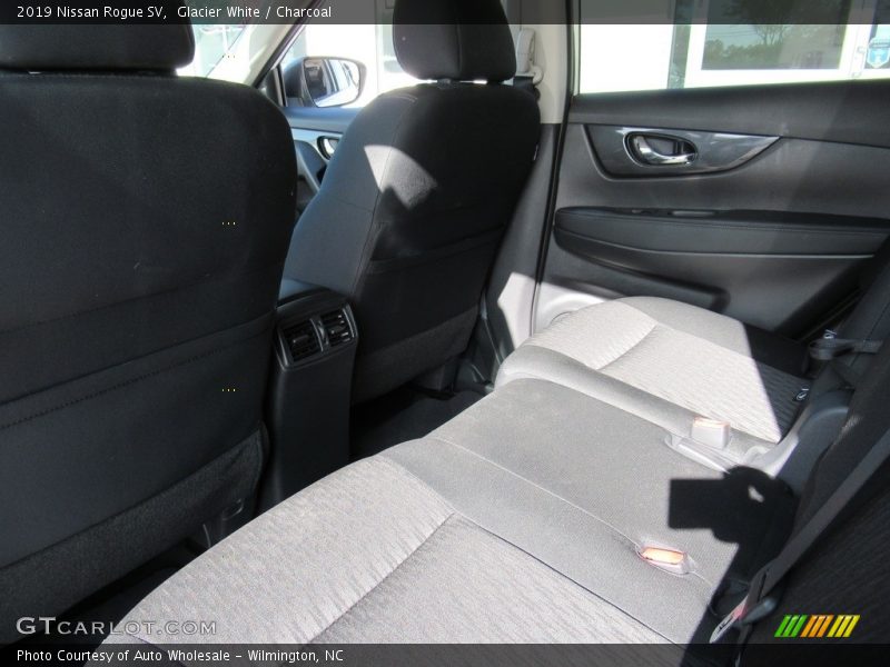 Glacier White / Charcoal 2019 Nissan Rogue SV