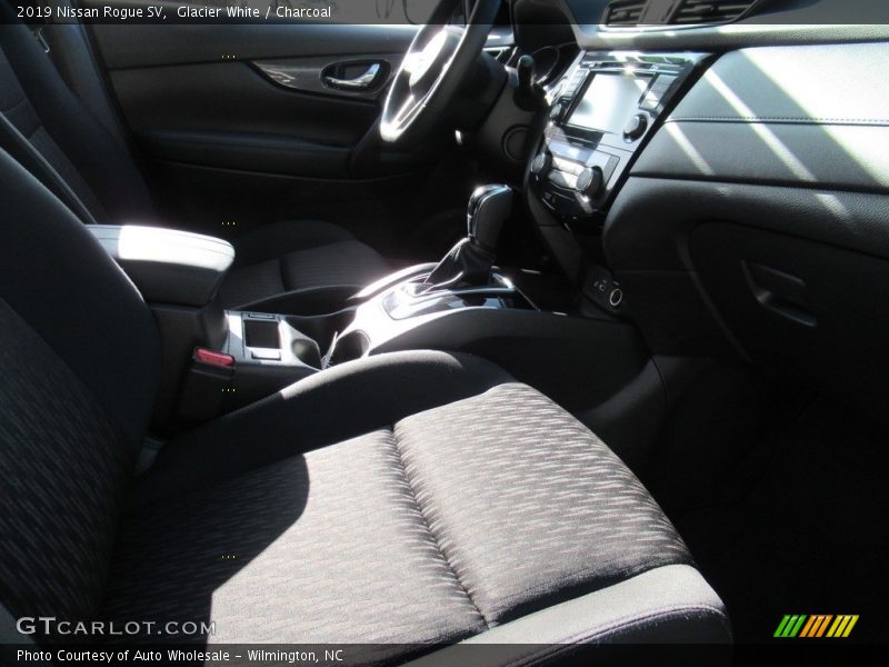 Glacier White / Charcoal 2019 Nissan Rogue SV