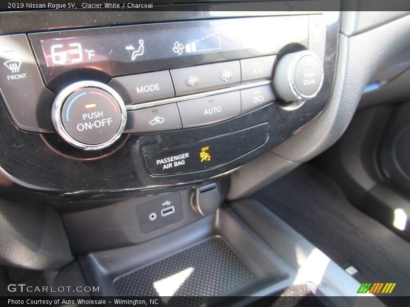 Glacier White / Charcoal 2019 Nissan Rogue SV