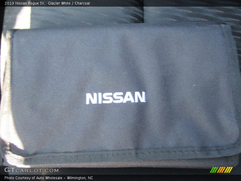 Glacier White / Charcoal 2019 Nissan Rogue SV