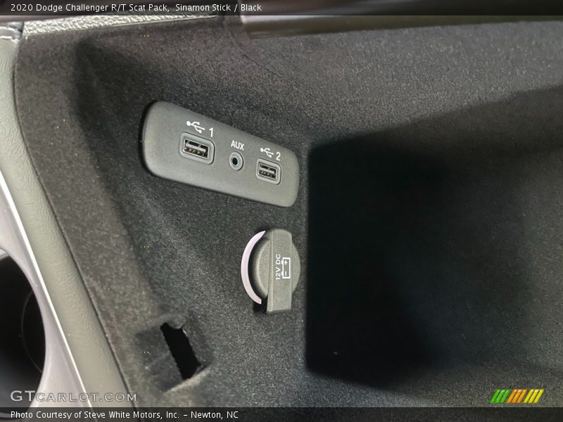 Sinamon Stick / Black 2020 Dodge Challenger R/T Scat Pack