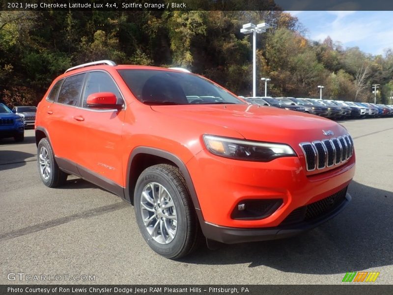Front 3/4 View of 2021 Cherokee Latitude Lux 4x4