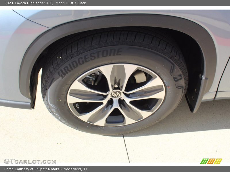 Moon Dust / Black 2021 Toyota Highlander XLE
