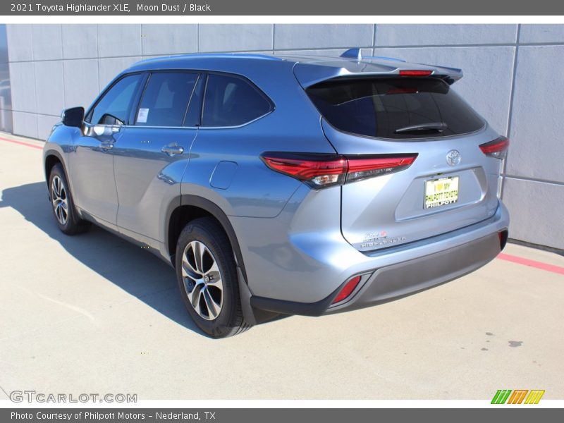 Moon Dust / Black 2021 Toyota Highlander XLE