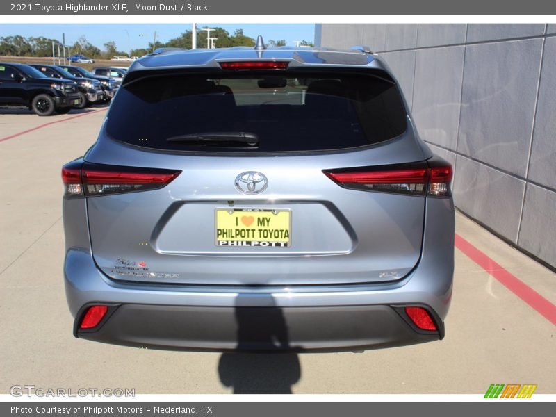 Moon Dust / Black 2021 Toyota Highlander XLE