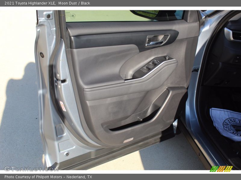 Moon Dust / Black 2021 Toyota Highlander XLE