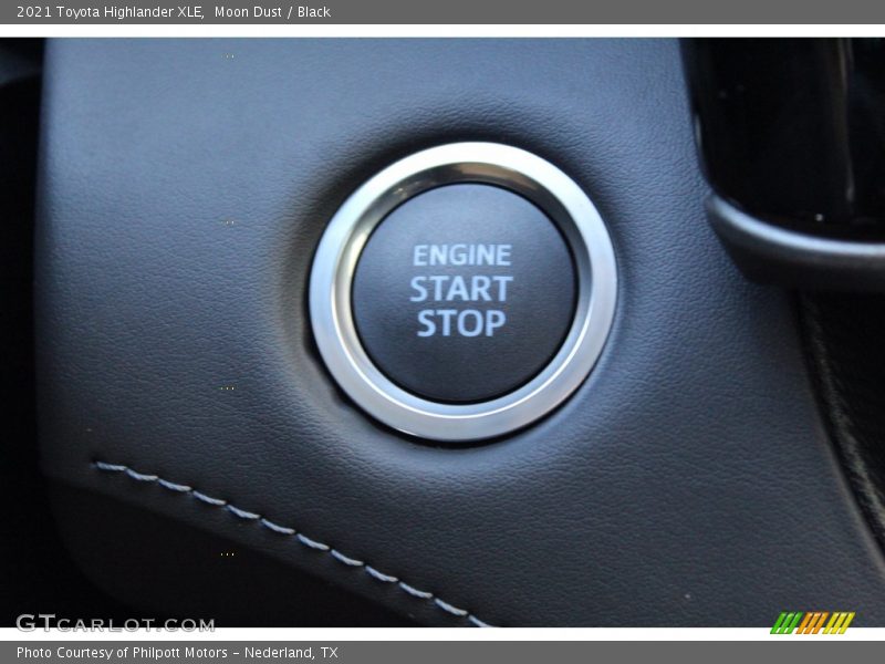Moon Dust / Black 2021 Toyota Highlander XLE