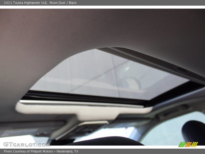 Moon Dust / Black 2021 Toyota Highlander XLE