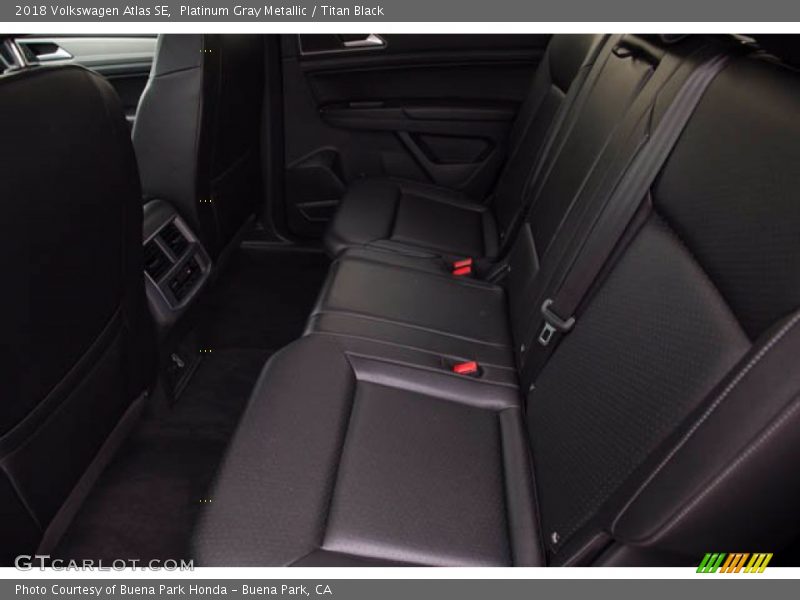 Platinum Gray Metallic / Titan Black 2018 Volkswagen Atlas SE