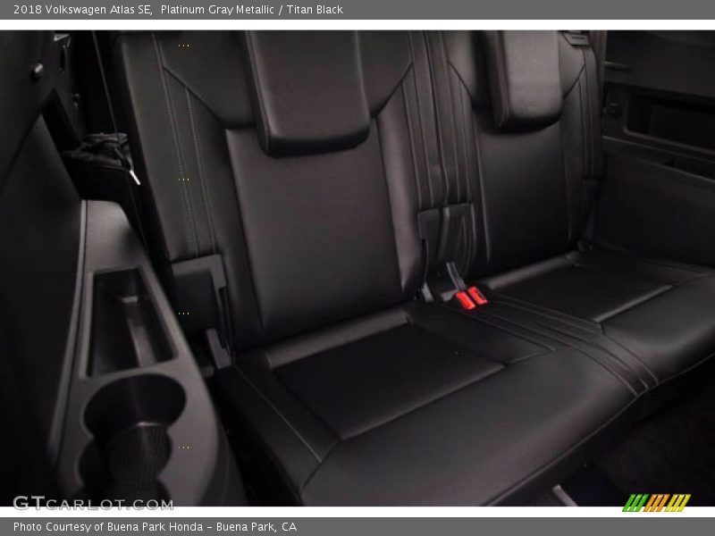 Platinum Gray Metallic / Titan Black 2018 Volkswagen Atlas SE
