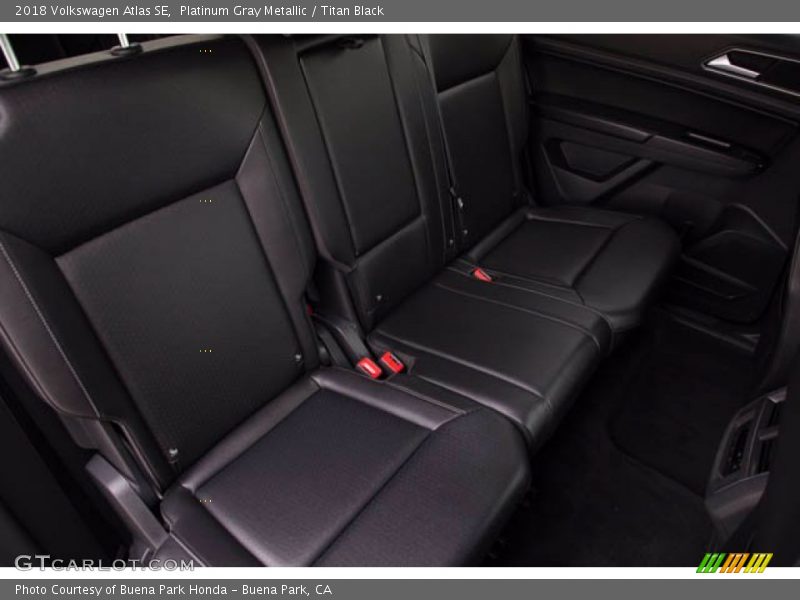 Platinum Gray Metallic / Titan Black 2018 Volkswagen Atlas SE