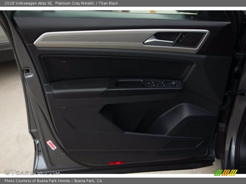 Platinum Gray Metallic / Titan Black 2018 Volkswagen Atlas SE