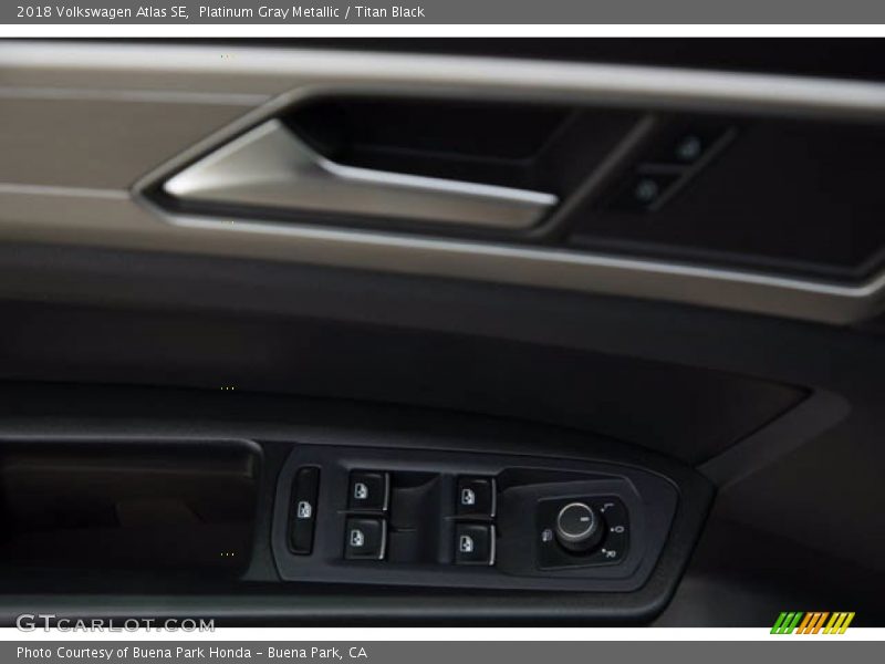 Platinum Gray Metallic / Titan Black 2018 Volkswagen Atlas SE