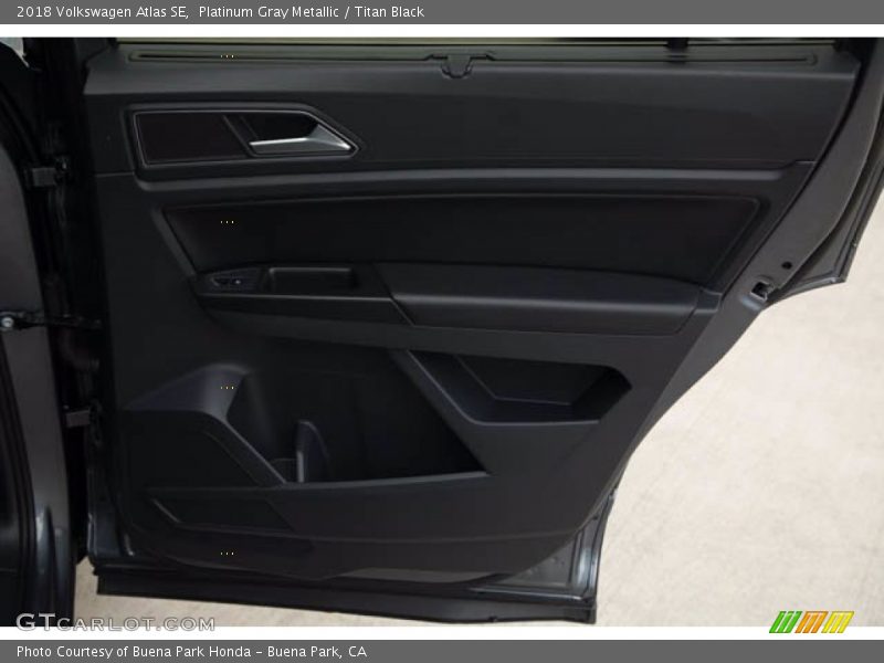 Platinum Gray Metallic / Titan Black 2018 Volkswagen Atlas SE