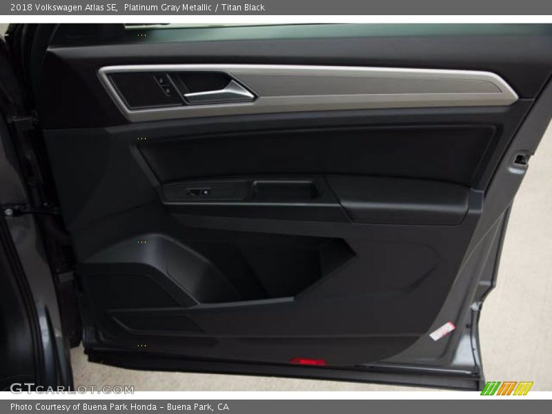 Platinum Gray Metallic / Titan Black 2018 Volkswagen Atlas SE