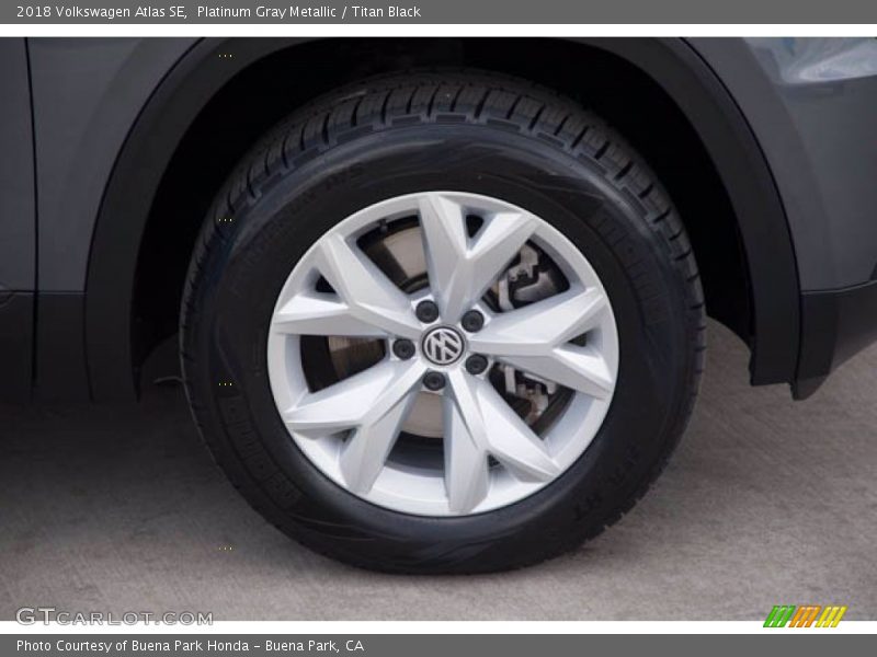 Platinum Gray Metallic / Titan Black 2018 Volkswagen Atlas SE