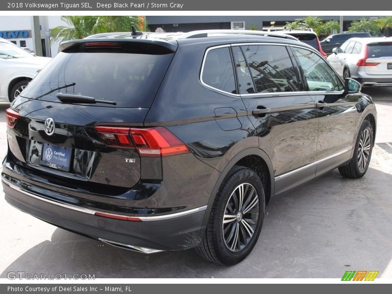 Deep Black Pearl / Storm Gray 2018 Volkswagen Tiguan SEL