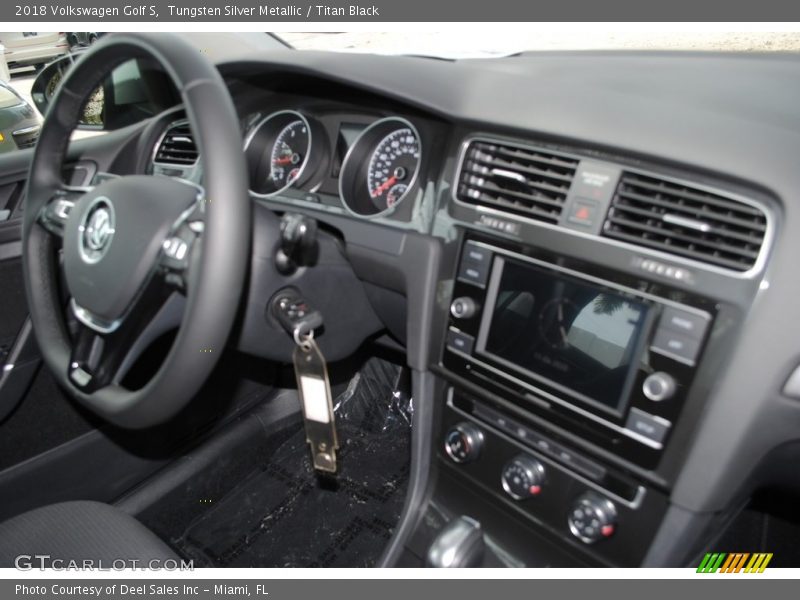 Tungsten Silver Metallic / Titan Black 2018 Volkswagen Golf S