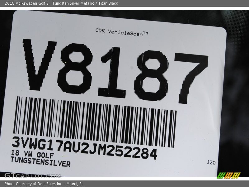Tungsten Silver Metallic / Titan Black 2018 Volkswagen Golf S