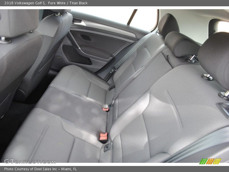 Pure White / Titan Black 2018 Volkswagen Golf S