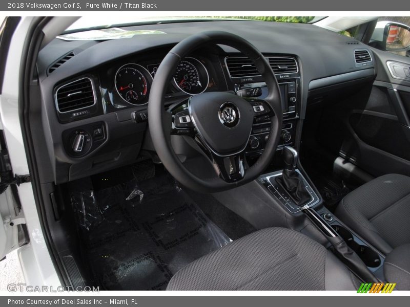 Pure White / Titan Black 2018 Volkswagen Golf S