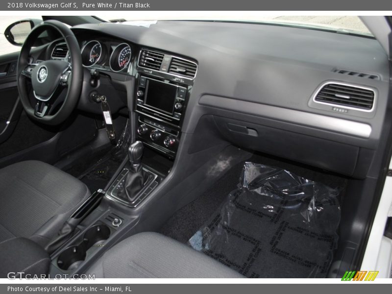 Pure White / Titan Black 2018 Volkswagen Golf S