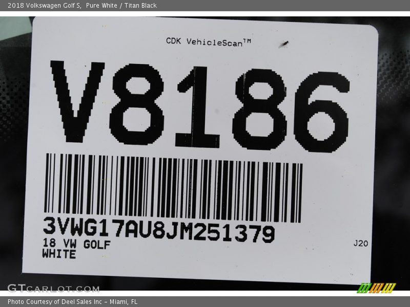 Pure White / Titan Black 2018 Volkswagen Golf S