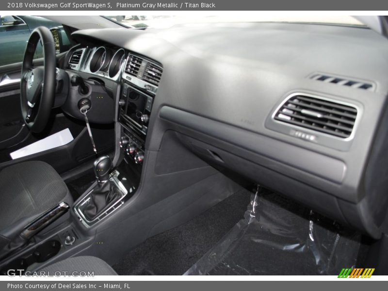 Platinum Gray Metallic / Titan Black 2018 Volkswagen Golf SportWagen S