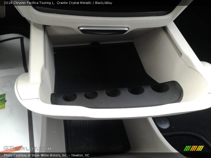 Granite Crystal Metallic / Black/Alloy 2018 Chrysler Pacifica Touring L
