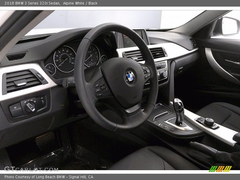 Alpine White / Black 2018 BMW 3 Series 320i Sedan