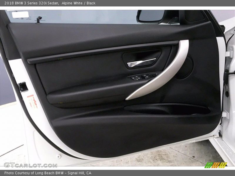 Alpine White / Black 2018 BMW 3 Series 320i Sedan