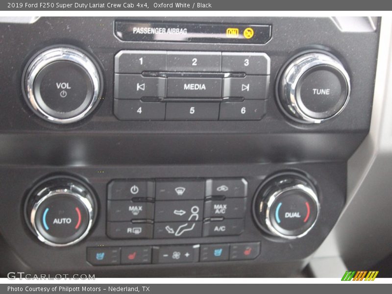 Oxford White / Black 2019 Ford F250 Super Duty Lariat Crew Cab 4x4