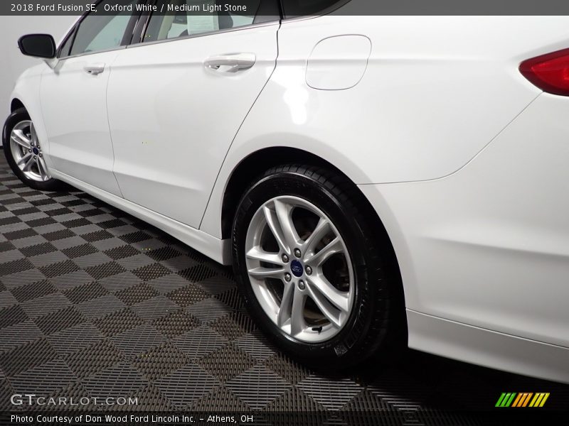 Oxford White / Medium Light Stone 2018 Ford Fusion SE