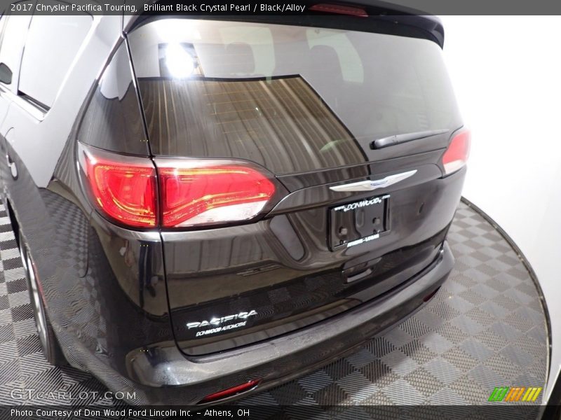 Brilliant Black Crystal Pearl / Black/Alloy 2017 Chrysler Pacifica Touring