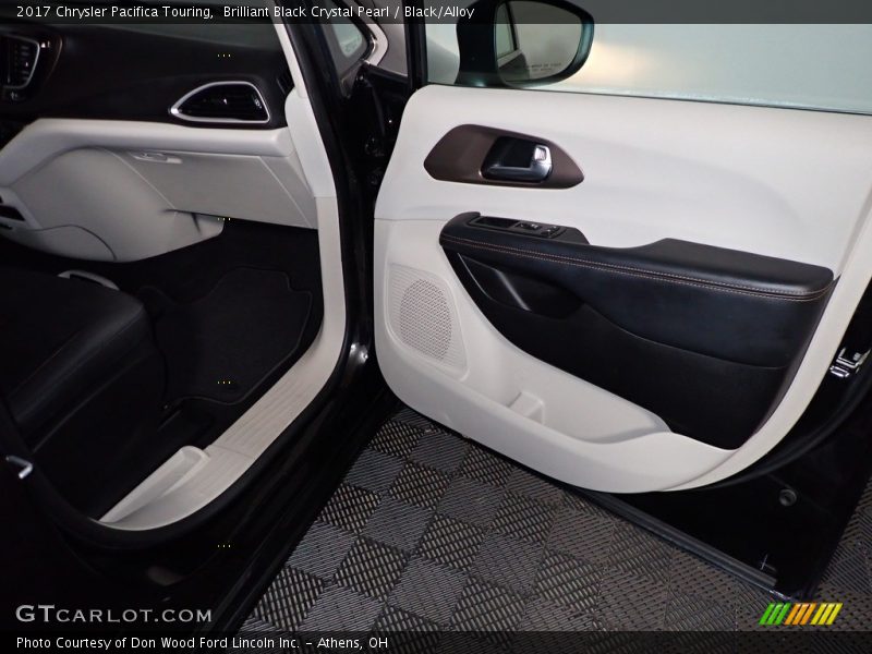 Brilliant Black Crystal Pearl / Black/Alloy 2017 Chrysler Pacifica Touring