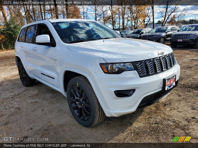Bright White / Black 2021 Jeep Grand Cherokee Laredo 4x4