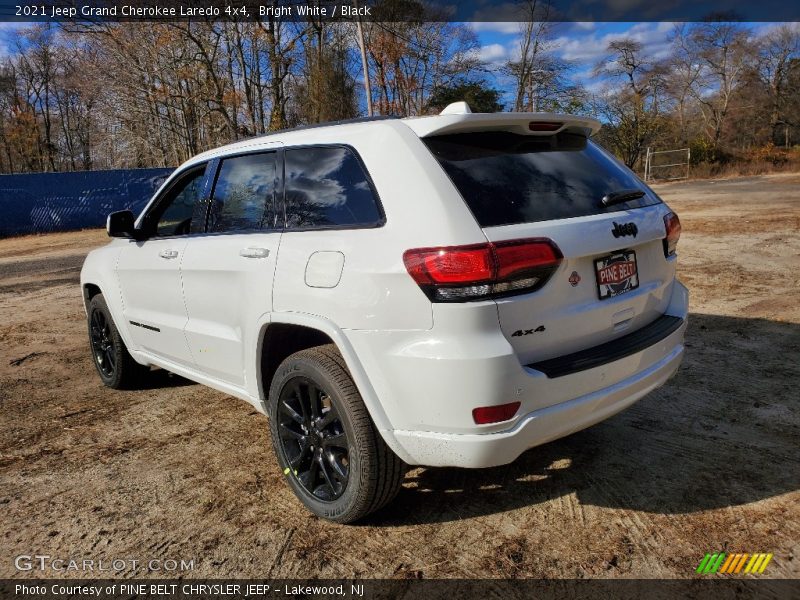 Bright White / Black 2021 Jeep Grand Cherokee Laredo 4x4
